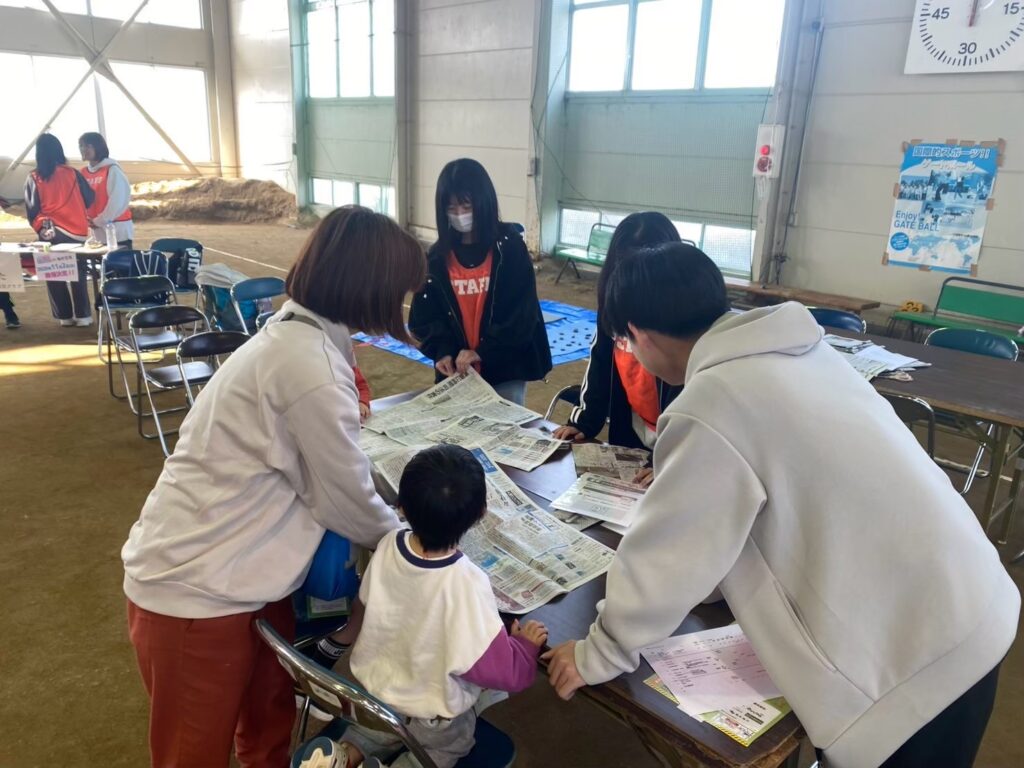 新聞スリッパ作りブースの運営